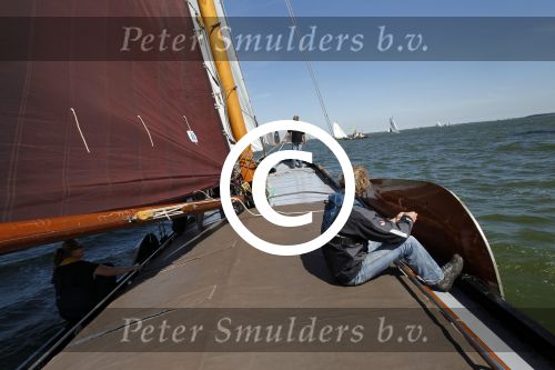Lemmer, 4 Juli 2011
De SKS skutsjes zijn samen met de skutsjes uit de A-klasse van de IFKS ingedeeld in Klasse 1 Als fotograaf aan boord van de STRIIDBER met schipper Siebo Zijsling | uit Ijlst
Foto Peter Smulders BVâ€¨ (2-2-7)