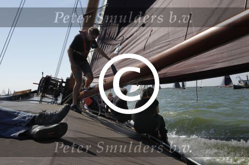 Lemmer, 4 Juli 2011
De SKS skutsjes zijn samen met de skutsjes uit de A-klasse van de IFKS ingedeeld in Klasse 1 Als fotograaf aan boord van de STRIIDBER met schipper Siebo Zijsling | uit Ijlst
Foto Peter Smulders BVâ€¨ (2-2-7)