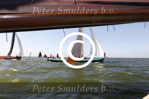 Lemmer, 4 Juli 2011
De SKS skutsjes zijn samen met de skutsjes uit de A-klasse van de IFKS ingedeeld in Klasse 1 Als fotograaf aan boord van de STRIIDBER met schipper Siebo Zijsling | uit Ijlst
Foto Peter Smulders BVâ€¨ (2-2-7)