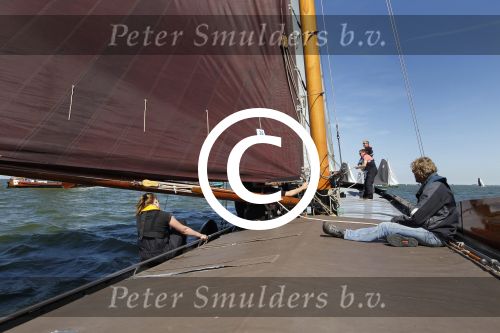 Lemmer, 4 Juli 2011
De SKS skutsjes zijn samen met de skutsjes uit de A-klasse van de IFKS ingedeeld in Klasse 1 Als fotograaf aan boord van de STRIIDBER met schipper Siebo Zijsling | uit Ijlst
Foto Peter Smulders BVâ€¨ (2-2-7)