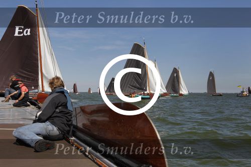 Lemmer, 4 Juli 2011
De SKS skutsjes zijn samen met de skutsjes uit de A-klasse van de IFKS ingedeeld in Klasse 1 Als fotograaf aan boord van de STRIIDBER met schipper Siebo Zijsling | uit Ijlst
Foto Peter Smulders BVâ€¨ (2-2-7)