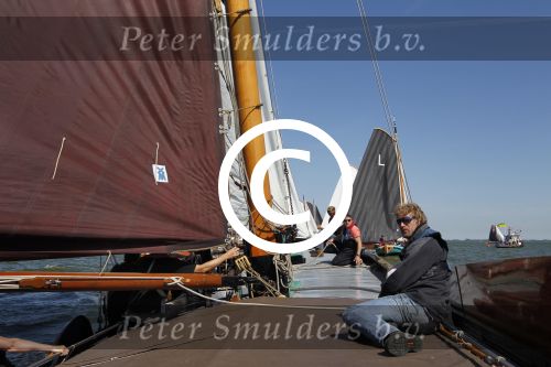 Lemmer, 4 Juli 2011
De SKS skutsjes zijn samen met de skutsjes uit de A-klasse van de IFKS ingedeeld in Klasse 1 Als fotograaf aan boord van de STRIIDBER met schipper Siebo Zijsling | uit Ijlst
Foto Peter Smulders BVâ€¨ (2-2-7)