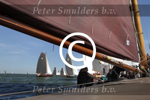 Lemmer, 4 Juli 2011
De SKS skutsjes zijn samen met de skutsjes uit de A-klasse van de IFKS ingedeeld in Klasse 1 Als fotograaf aan boord van de STRIIDBER met schipper Siebo Zijsling | uit Ijlst
Foto Peter Smulders BVâ€¨ (2-2-7)