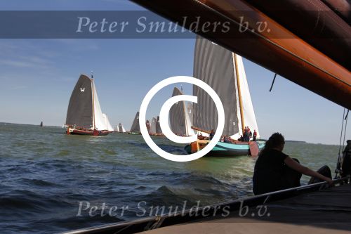 Lemmer, 4 Juli 2011
De SKS skutsjes zijn samen met de skutsjes uit de A-klasse van de IFKS ingedeeld in Klasse 1 Als fotograaf aan boord van de STRIIDBER met schipper Siebo Zijsling | uit Ijlst
Foto Peter Smulders BVâ€¨ (2-2-7)