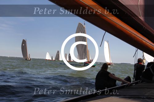 Lemmer, 4 Juli 2011
De SKS skutsjes zijn samen met de skutsjes uit de A-klasse van de IFKS ingedeeld in Klasse 1 Als fotograaf aan boord van de STRIIDBER met schipper Siebo Zijsling | uit Ijlst
Foto Peter Smulders BVâ€¨ (2-2-7)