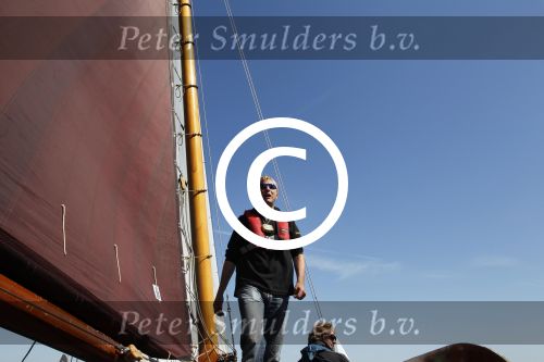 Lemmer, 4 Juli 2011
De SKS skutsjes zijn samen met de skutsjes uit de A-klasse van de IFKS ingedeeld in Klasse 1 Als fotograaf aan boord van de STRIIDBER met schipper Siebo Zijsling | uit Ijlst
Foto Peter Smulders BVâ€¨ (2-2-7)