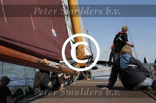 Lemmer, 4 Juli 2011
De SKS skutsjes zijn samen met de skutsjes uit de A-klasse van de IFKS ingedeeld in Klasse 1 Als fotograaf aan boord van de STRIIDBER met schipper Siebo Zijsling | uit Ijlst
Foto Peter Smulders BVâ€¨ (2-2-7)