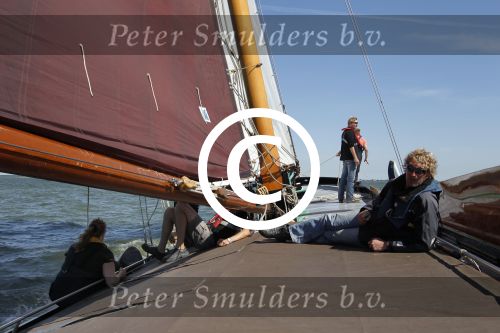 Lemmer, 4 Juli 2011
De SKS skutsjes zijn samen met de skutsjes uit de A-klasse van de IFKS ingedeeld in Klasse 1 Als fotograaf aan boord van de STRIIDBER met schipper Siebo Zijsling | uit Ijlst
Foto Peter Smulders BVâ€¨ (2-2-7)