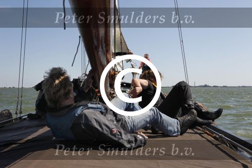 Lemmer, 4 Juli 2011
De SKS skutsjes zijn samen met de skutsjes uit de A-klasse van de IFKS ingedeeld in Klasse 1 Als fotograaf aan boord van de STRIIDBER met schipper Siebo Zijsling | uit Ijlst
Foto Peter Smulders BVâ€¨ (2-2-7)