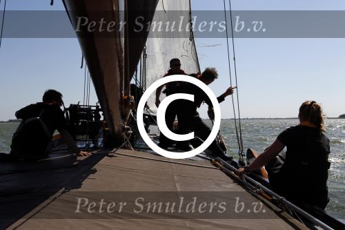 Lemmer, 4 Juli 2011
De SKS skutsjes zijn samen met de skutsjes uit de A-klasse van de IFKS ingedeeld in Klasse 1 Als fotograaf aan boord van de STRIIDBER met schipper Siebo Zijsling | uit Ijlst
Foto Peter Smulders BVâ€¨ (2-2-7)