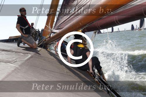 Lemmer, 4 Juli 2011
De SKS skutsjes zijn samen met de skutsjes uit de A-klasse van de IFKS ingedeeld in Klasse 1 Als fotograaf aan boord van de STRIIDBER met schipper Siebo Zijsling | uit Ijlst
Foto Peter Smulders BVâ€¨ (2-2-7)