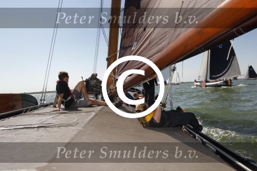 Lemmer, 4 Juli 2011
De SKS skutsjes zijn samen met de skutsjes uit de A-klasse van de IFKS ingedeeld in Klasse 1 Als fotograaf aan boord van de STRIIDBER met schipper Siebo Zijsling | uit Ijlst
Foto Peter Smulders BVâ€¨ (2-2-7)