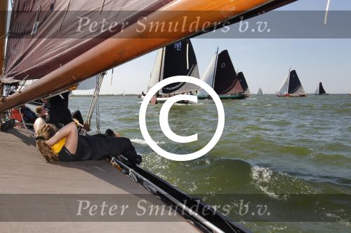 Lemmer, 4 Juli 2011
De SKS skutsjes zijn samen met de skutsjes uit de A-klasse van de IFKS ingedeeld in Klasse 1 Als fotograaf aan boord van de STRIIDBER met schipper Siebo Zijsling | uit Ijlst
Foto Peter Smulders BVâ€¨ (2-2-7)