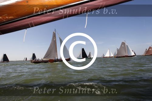 Lemmer, 4 Juli 2011
De SKS skutsjes zijn samen met de skutsjes uit de A-klasse van de IFKS ingedeeld in Klasse 1 Als fotograaf aan boord van de STRIIDBER met schipper Siebo Zijsling | uit Ijlst
Foto Peter Smulders BVâ€¨ (2-2-7)