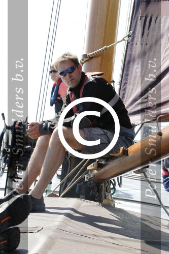 Lemmer, 4 Juli 2011
De SKS skutsjes zijn samen met de skutsjes uit de A-klasse van de IFKS ingedeeld in Klasse 1 Als fotograaf aan boord van de STRIIDBER met schipper Siebo Zijsling | uit Ijlst
Foto Peter Smulders BVâ€¨ (2-2-7)