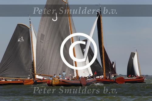 Lemmer, 4 Juli 2011
De SKS skutsjes zijn samen met de skutsjes uit de A-klasse van de IFKS ingedeeld in Klasse 1 Als fotograaf aan boord van de STRIIDBER met schipper Siebo Zijsling | uit Ijlst
Foto Peter Smulders BVâ€¨ (2-2-7)