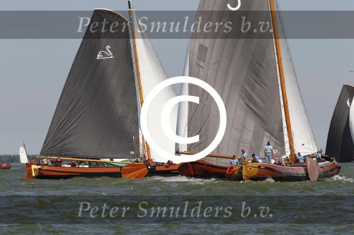 Lemmer, 4 Juli 2011
De SKS skutsjes zijn samen met de skutsjes uit de A-klasse van de IFKS ingedeeld in Klasse 1 Als fotograaf aan boord van de STRIIDBER met schipper Siebo Zijsling | uit Ijlst
Foto Peter Smulders BVâ€¨ (2-2-7)