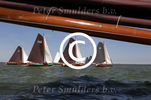 Lemmer, 4 Juli 2011
De SKS skutsjes zijn samen met de skutsjes uit de A-klasse van de IFKS ingedeeld in Klasse 1 Als fotograaf aan boord van de STRIIDBER met schipper Siebo Zijsling | uit Ijlst
Foto Peter Smulders BVâ€¨ (2-2-7)