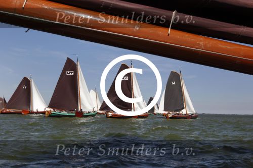 Lemmer, 4 Juli 2011
De SKS skutsjes zijn samen met de skutsjes uit de A-klasse van de IFKS ingedeeld in Klasse 1 Als fotograaf aan boord van de STRIIDBER met schipper Siebo Zijsling | uit Ijlst
Foto Peter Smulders BVâ€¨ (2-2-7)