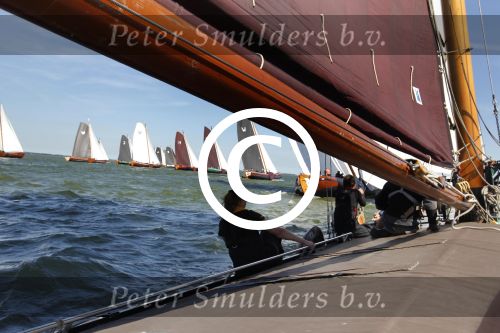 Lemmer, 4 Juli 2011
De SKS skutsjes zijn samen met de skutsjes uit de A-klasse van de IFKS ingedeeld in Klasse 1 Als fotograaf aan boord van de STRIIDBER met schipper Siebo Zijsling | uit Ijlst
Foto Peter Smulders BVâ€¨ (2-2-7)