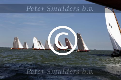 Lemmer, 4 Juli 2011
De SKS skutsjes zijn samen met de skutsjes uit de A-klasse van de IFKS ingedeeld in Klasse 1 Als fotograaf aan boord van de STRIIDBER met schipper Siebo Zijsling | uit Ijlst
Foto Peter Smulders BVâ€¨ (2-2-7)