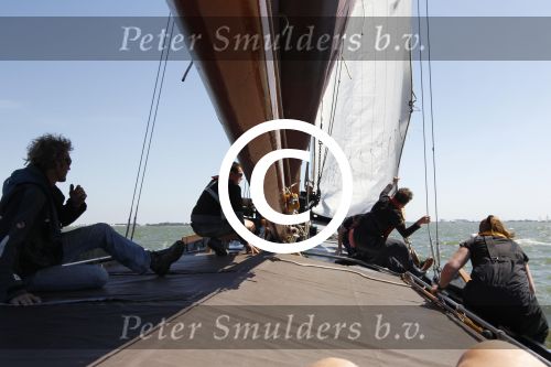 Lemmer, 4 Juli 2011
De SKS skutsjes zijn samen met de skutsjes uit de A-klasse van de IFKS ingedeeld in Klasse 1 Als fotograaf aan boord van de STRIIDBER met schipper Siebo Zijsling | uit Ijlst
Foto Peter Smulders BVâ€¨ (2-2-7)