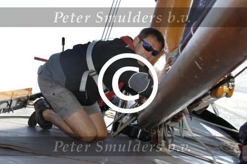 Lemmer, 4 Juli 2011
De SKS skutsjes zijn samen met de skutsjes uit de A-klasse van de IFKS ingedeeld in Klasse 1 Als fotograaf aan boord van de STRIIDBER met schipper Siebo Zijsling | uit Ijlst
Foto Peter Smulders BVâ€¨ (2-2-7)