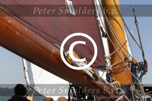 Lemmer, 4 Juli 2011
De SKS skutsjes zijn samen met de skutsjes uit de A-klasse van de IFKS ingedeeld in Klasse 1 Als fotograaf aan boord van de STRIIDBER met schipper Siebo Zijsling | uit Ijlst
Foto Peter Smulders BVâ€¨ (2-2-7)