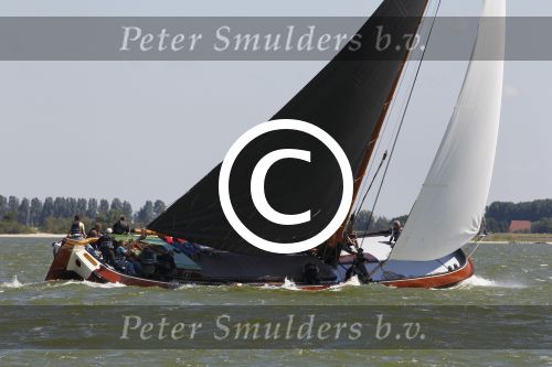 Lemmer, 4 Juli 2011
De SKS skutsjes zijn samen met de skutsjes uit de A-klasse van de IFKS ingedeeld in Klasse 1 Als fotograaf aan boord van de STRIIDBER met schipper Siebo Zijsling | uit Ijlst
Foto Peter Smulders BVâ€¨ (2-2-7)