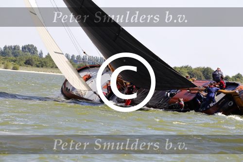 Lemmer, 4 Juli 2011
De SKS skutsjes zijn samen met de skutsjes uit de A-klasse van de IFKS ingedeeld in Klasse 1 Als fotograaf aan boord van de STRIIDBER met schipper Siebo Zijsling | uit Ijlst
Foto Peter Smulders BVâ€¨ (2-2-7)
