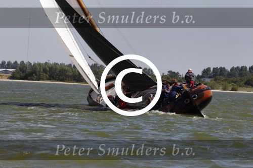 Lemmer, 4 Juli 2011
De SKS skutsjes zijn samen met de skutsjes uit de A-klasse van de IFKS ingedeeld in Klasse 1 Als fotograaf aan boord van de STRIIDBER met schipper Siebo Zijsling | uit Ijlst
Foto Peter Smulders BVâ€¨ (2-2-7)