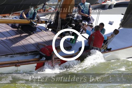 Lemmer, 4 Juli 2011
De SKS skutsjes zijn samen met de skutsjes uit de A-klasse van de IFKS ingedeeld in Klasse 1 Als fotograaf aan boord van de STRIIDBER met schipper Siebo Zijsling | uit Ijlst
Foto Peter Smulders BVâ€¨ (2-2-7)