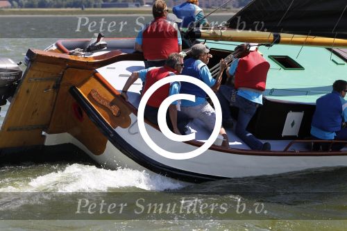 Lemmer, 4 Juli 2011
De SKS skutsjes zijn samen met de skutsjes uit de A-klasse van de IFKS ingedeeld in Klasse 1 Als fotograaf aan boord van de STRIIDBER met schipper Siebo Zijsling | uit Ijlst
Foto Peter Smulders BVâ€¨ (2-2-7)