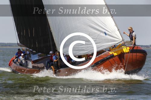 Lemmer, 4 Juli 2011
De SKS skutsjes zijn samen met de skutsjes uit de A-klasse van de IFKS ingedeeld in Klasse 1 Als fotograaf aan boord van de STRIIDBER met schipper Siebo Zijsling | uit Ijlst
Foto Peter Smulders BVâ€¨ (2-2-7)