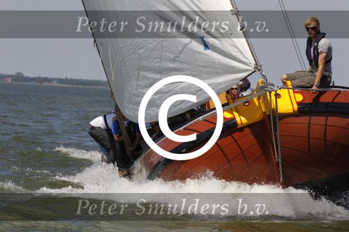 Lemmer, 4 Juli 2011
De SKS skutsjes zijn samen met de skutsjes uit de A-klasse van de IFKS ingedeeld in Klasse 1 Als fotograaf aan boord van de STRIIDBER met schipper Siebo Zijsling | uit Ijlst
Foto Peter Smulders BVâ€¨ (2-2-7)