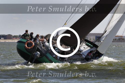 Lemmer, 4 Juli 2011
De SKS skutsjes zijn samen met de skutsjes uit de A-klasse van de IFKS ingedeeld in Klasse 1 Als fotograaf aan boord van de STRIIDBER met schipper Siebo Zijsling | uit Ijlst
Foto Peter Smulders BVâ€¨ (2-2-7)