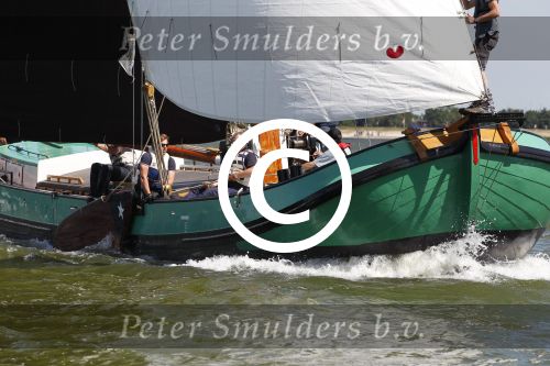 Lemmer, 4 Juli 2011
De SKS skutsjes zijn samen met de skutsjes uit de A-klasse van de IFKS ingedeeld in Klasse 1 Als fotograaf aan boord van de STRIIDBER met schipper Siebo Zijsling | uit Ijlst
Foto Peter Smulders BVâ€¨ (2-2-7)