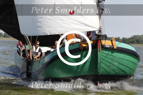 Lemmer, 4 Juli 2011
De SKS skutsjes zijn samen met de skutsjes uit de A-klasse van de IFKS ingedeeld in Klasse 1 Als fotograaf aan boord van de STRIIDBER met schipper Siebo Zijsling | uit Ijlst
Foto Peter Smulders BVâ€¨ (2-2-7)