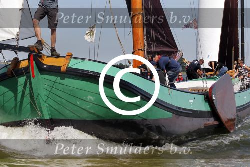 Lemmer, 4 Juli 2011
De SKS skutsjes zijn samen met de skutsjes uit de A-klasse van de IFKS ingedeeld in Klasse 1 Als fotograaf aan boord van de STRIIDBER met schipper Siebo Zijsling | uit Ijlst
Foto Peter Smulders BVâ€¨ (2-2-7)