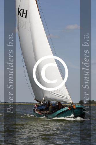 Lemmer, 4 Juli 2011
De SKS skutsjes zijn samen met de skutsjes uit de A-klasse van de IFKS ingedeeld in Klasse 1 Als fotograaf aan boord van de STRIIDBER met schipper Siebo Zijsling | uit Ijlst
Foto Peter Smulders BVâ€¨ (2-2-7)
