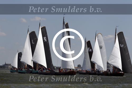 Lemmer, 4 Juli 2011
De SKS skutsjes zijn samen met de skutsjes uit de A-klasse van de IFKS ingedeeld in Klasse 1 Als fotograaf aan boord van de STRIIDBER met schipper Siebo Zijsling | uit Ijlst
Foto Peter Smulders BVâ€¨ (2-2-7)