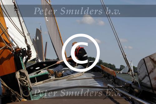 Lemmer, 4 Juli 2011
De SKS skutsjes zijn samen met de skutsjes uit de A-klasse van de IFKS ingedeeld in Klasse 1 Als fotograaf aan boord van de STRIIDBER met schipper Siebo Zijsling | uit Ijlst
Foto Peter Smulders BVâ€¨ (2-2-7)