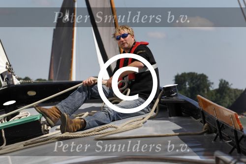 Lemmer, 4 Juli 2011
De SKS skutsjes zijn samen met de skutsjes uit de A-klasse van de IFKS ingedeeld in Klasse 1 Als fotograaf aan boord van de STRIIDBER met schipper Siebo Zijsling | uit Ijlst
Foto Peter Smulders BVâ€¨ (2-2-7)
