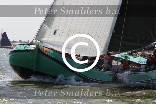 Lemmer, 4 Juli 2011
De SKS skutsjes zijn samen met de skutsjes uit de A-klasse van de IFKS ingedeeld in Klasse 1 Als fotograaf aan boord van de STRIIDBER met schipper Siebo Zijsling | uit Ijlst
Foto Peter Smulders BVâ€¨ (2-2-7)