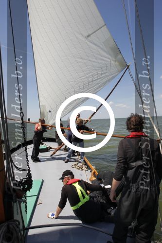 Lemmer, 4 Juli 2011
De SKS skutsjes zijn samen met de skutsjes uit de A-klasse van de IFKS ingedeeld in Klasse 1 Als fotograaf aan boord van de STRIIDBER met schipper Siebo Zijsling | uit Ijlst
Foto Peter Smulders BVâ€¨ (2-2-7)