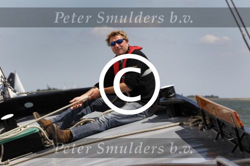 Lemmer, 4 Juli 2011
De SKS skutsjes zijn samen met de skutsjes uit de A-klasse van de IFKS ingedeeld in Klasse 1 Als fotograaf aan boord van de STRIIDBER met schipper Siebo Zijsling | uit Ijlst
Foto Peter Smulders BVâ€¨ (2-2-7)
