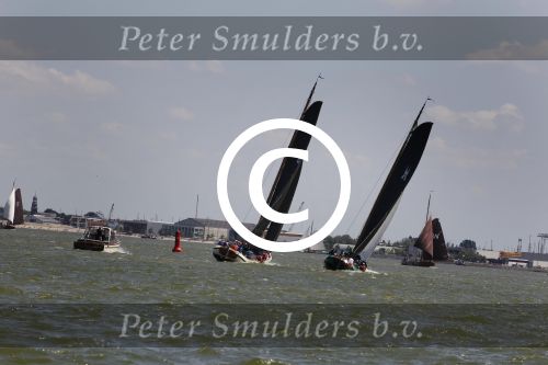 Lemmer, 4 Juli 2011
De SKS skutsjes zijn samen met de skutsjes uit de A-klasse van de IFKS ingedeeld in Klasse 1 Als fotograaf aan boord van de STRIIDBER met schipper Siebo Zijsling | uit Ijlst
Foto Peter Smulders BVâ€¨ (2-2-7)