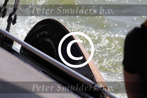 Lemmer, 4 Juli 2011
De SKS skutsjes zijn samen met de skutsjes uit de A-klasse van de IFKS ingedeeld in Klasse 1 Als fotograaf aan boord van de STRIIDBER met schipper Siebo Zijsling | uit Ijlst
Foto Peter Smulders BVâ€¨ (2-2-7)
