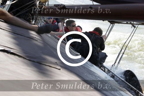 Lemmer, 4 Juli 2011
De SKS skutsjes zijn samen met de skutsjes uit de A-klasse van de IFKS ingedeeld in Klasse 1 Als fotograaf aan boord van de STRIIDBER met schipper Siebo Zijsling | uit Ijlst
Foto Peter Smulders BVâ€¨ (2-2-7)