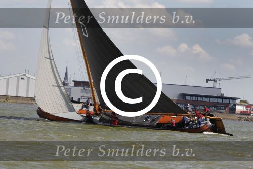 Lemmer, 4 Juli 2011
De SKS skutsjes zijn samen met de skutsjes uit de A-klasse van de IFKS ingedeeld in Klasse 1 Als fotograaf aan boord van de STRIIDBER met schipper Siebo Zijsling | uit Ijlst
Foto Peter Smulders BVâ€¨ (2-2-7)